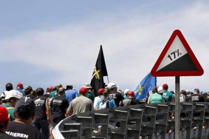 La marcha asturiana coronando el Pajares. Efe.