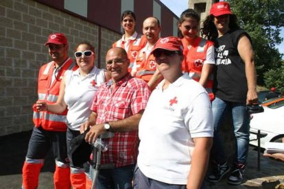 Voluntarios de Cruz Roja, con Cancillo. AFB