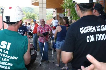 Cancillo, que lleva una prótesis, caminó 10 kilómetros con muletas. Barredo