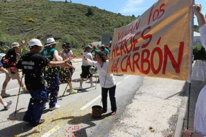 Dos mujeres lanzan flores al paso de los mineros. Norberto