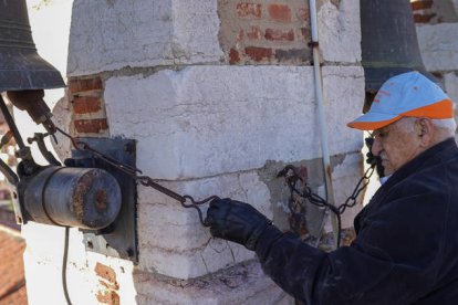 Pedro Delgado da el relevo en el campanario de Villabalter, MIGUEL F. B.