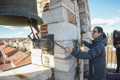 Pedro Delgado da el relevo en el campanario de Villabalter, MIGUEL F. B.