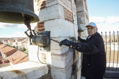 Pedro Delgado da el relevo en el campanario de Villabalter, MIGUEL F. B.