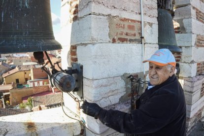 Pedro Delgado da el relevo en el campanario de Villabalter, MIGUEL F. B.