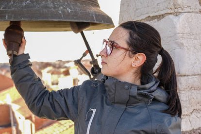 Pedro Delgado da el relevo en el campanario de Villabalter, MIGUEL F. B.