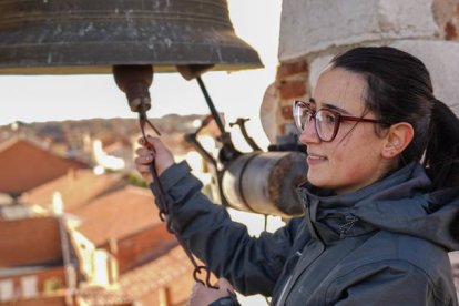 Pedro Delgado da el relevo en el campanario de Villabalter, MIGUEL F. B.