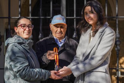 Pedro Delgado da el relevo en el campanario de Villabalter, MIGUEL F. B.