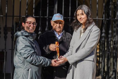 Pedro Delgado da el relevo en el campanario de Villabalter, MIGUEL F. B.