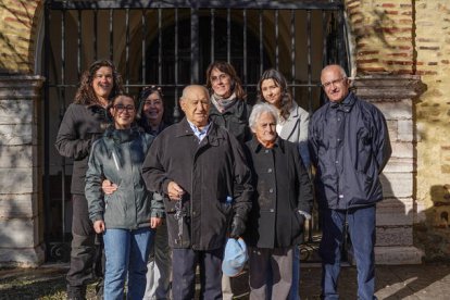 Pedro Delgado da el relevo en el campanario de Villabalter, MIGUEL F. B.