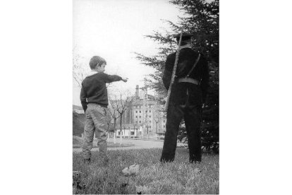 José Joaquín González-Zabaleta, de niño, señala a la térmica en presencia de un guardia de Endesa. CORTESÍA DE JOSÉ JOAQUIN GONZÁLEZ-ZABALETA