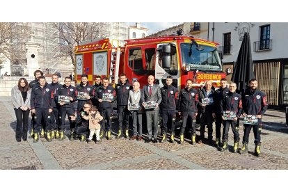 Foto de familia con Dario, Bomberos de León y autoridades. J. NOTARIO