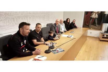 Darío, en el centro de la imagen, durante la presentación del calendario. J. NOTARIO