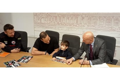 Darío, en el centro de la imagen, durante la presentación del calendario. J. NOTARIO