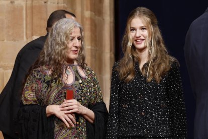 La princesa Leonor conversa con la coreógrafa María Pages (i), Premio Princesa de Asturias de las Artes, durante la audiencia a los galardonados con los Premios Princesa de Asturias, este viernes. EFE / BALLESTEROS