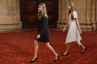 La princesa Leonor y la infanta Sofía a su llegada a la audiencia a los galardonados con los Premios Princesa de Asturias, este viernes. EFE /  BALLESTEROS