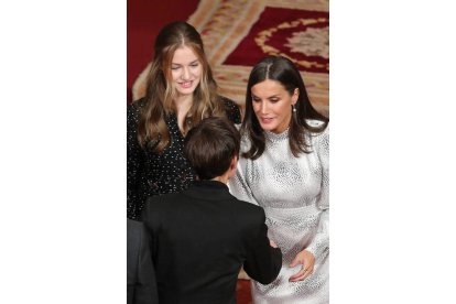 La reina Letizia y la princesa Leonor saludan a la británica Ellen MacArthur, impulsora de la economía circular y Premio Princesa de Asturias de Cooperación Internacional, este viernes. EFE / J.L.CEREIJIDO