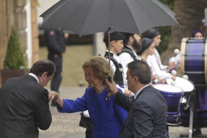 La reina emérita Sofía a su llegada este viernes a la celebración de los Premios Princesa de Asturias 2022 en Oviedo, este viernes. EFE / ELOY ALONSO