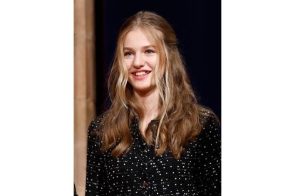 La princesa Leonor durante la audiencia a los galardonados con los Premios Princesa de Asturias, este viernes. EFE / BALLESTEROS