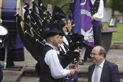 El ministro de Cultura y Deporte, Miquel Iceta (d), a su llegada este viernes a la celebración de los Premios Princesa de Asturias 2022 en Oviedo, este viernes. EFE / ELOY ALONSO