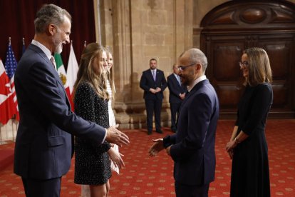 La princesa Leonor entrega al científico experts en inteligencia artificial Demis Hassabis, Premio Princesa de Asturias de Investigacion CIentífica, este viernes. EFE /  BALLESTEROS