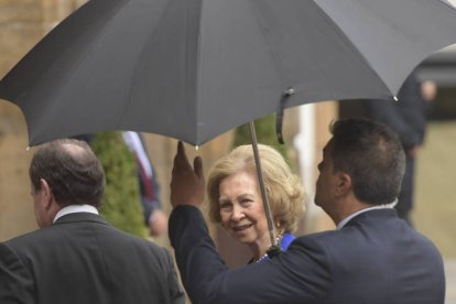 La reina emérita Sofía a su llegada este viernes a la celebración de los Premios Princesa de Asturias 2022 en Oviedo, este viernes. EFE /  Eloy Alonso