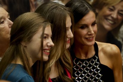 La reina Letizia (d) posa junto a sus hijas, la princesa Leonor (c) y la infanta Sofía (i), este jueves. EFE / BALLESTEROS