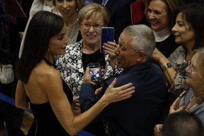 La reina Letizia (i) saluda al término de la actuación de la bailaora María Pagés y la cantaora Carmen Linares, distinguidas con el Premio Princesa de Asturias de las Artes 2022, este jueves. EFE / BALLESTEROS