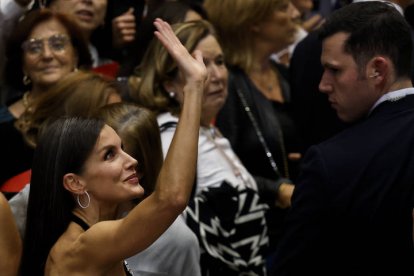 La reina Letizia saluda al término de la actuación de la bailaora María Pagés y la cantaora Carmen Linares, este jueves. EFE / BALLESTEROS