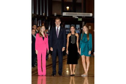 Los reyes Felipe VI (2i) y Letizia (2d), acompañados de la princesa Leonor (i) y la infanta Sofía (d), a su llegada a Oviedo, este jueves. EFE / BALLESTEROS