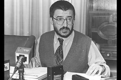 Entró a formar parte de la familia socialista en 1982, donde ocupó el cargo de secretario de organización de la Agrupación Local de León.