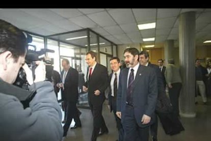 Fernández  ha sido concejal socialista en el Ayuntamiento de León y vicepresidente de la Diputación provincial durante los años 1991 y 1994.