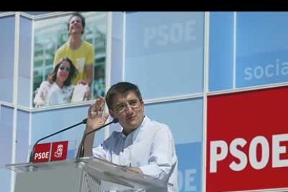En candidato sociaslista, en uno de sus primeros mítines.