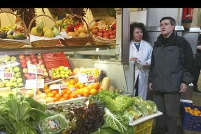 Fernández, en una de sus múltiples visitas realizadas en los últimos meses a los comerciantes leoneses para conocer más de cerca sus inquietudes y necesidades.