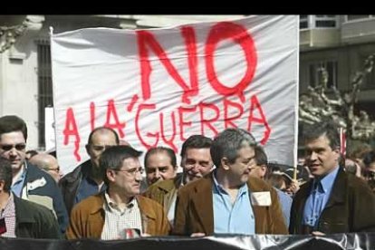 Fernández, a la izquierda junto a Miguel Martínez y José Luis Conde, portó la pancarta contra la guerra en una de las manifestaciones que recorrieron las calles de León.