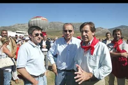 Es habitual encontrarle en las fiestas socialistas, como la Minera Astur-leonesa. En la imágen, el candidato del PSOE en León conversa con sus compeñeros Alfonso Guerra y Ángel Villalba.