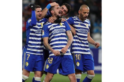 Erik Morán celebra el gol con el que abrió la cuenta del conjunto blanquiazul. L. DE LA MATA