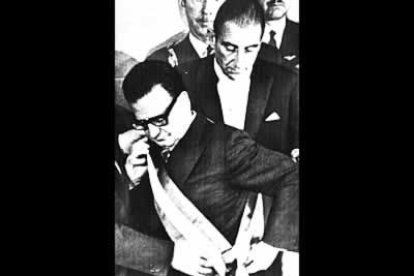 Salvador Allende, elegido presidente de Chile en 1970, intentó llevar su país al socialismo por la vía pacífica y democrática. Foto de su toma de posesión.
