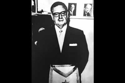 Allende había sido el candidato de la izquierda varias veces antes de lograr el éxito en 1970. En la foto, con vestimenta masona.