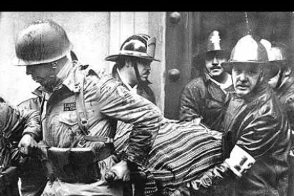 Soldados sacan el cuerpo de Allende del destrozado Palacio de la Moneda. Había muerto el hombre y había nacido el mito.