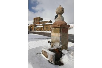 La fuente de Arbas del Puerto y la colegiata, al fondo | Norberto