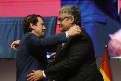 Abrazo de Mañueco para el premio de Castilla y León en la categoría de las Letras, el escritor Juan Manuel de Prada. J. CASARES