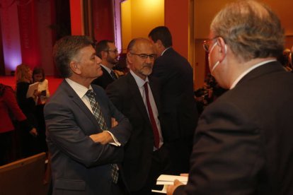 El expresidente de las Cortes, Luis Fuentes, Francisco Vázquez, y el secretario general del PPCyL y vicepresidente primero de las Cortes de Castilla y León y procurador desde 2019 (izquierda).  FERNANDO OTERO PERANDONES