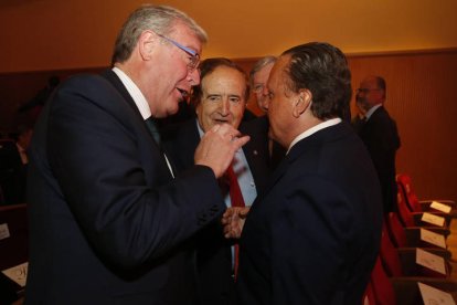 El senador del PP Antonio Silván, el expresidente de la Junta Juan José Lucas y el presidente del Consejo de Cuentas, Mario Amilivia. FERNANDO OTERO PERANDONES