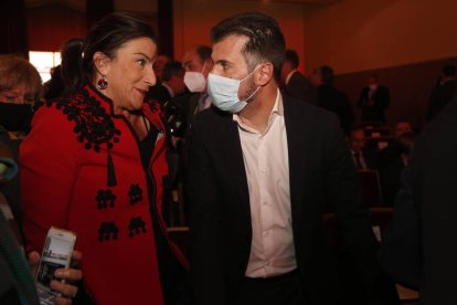 Los socialistas Ana Sánchez, vicepresidenta segunda de las Cortes y secretaria de Organización del PSOECyL, y el secretario general del PSOE en Castilla y León, Luis Tudanca. FERNANDO OTERO PERNANDONES
