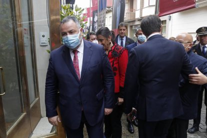 El presidente de la Diputación, Eduardo Morán, llega al acto de entrega de los premios Castilla y León 2022 en La Bañeza. FERNANDO OTERO PERANDONES