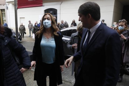 La delegada del Gobierno en Castilla y León, Virginia Barcones, y el consejero de Medio Ambiente, Vivienda y Ordenación del Territorio. FERNANDO OTERO PERANDONES