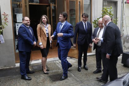 Mañueco es recibido en La Bañeza por el alcalde, Javier, Carrera, la delegada territorial de la Junta en León, Ester Muñoz, el consejero de Medio Ambiente, Vivienda y Ordenación del Territorio, Juan Carlos Suárez-Quiñones, el consejero de Cultura, Gonzalo Santonja, y el consejero de Presidencia, Jesús Julio Carnero. FERNANDO OTERO PERANDONES