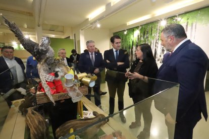 Silvia Blanco, explicando ayer la exposición a Valcarce, Quiñones y Morán