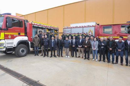 Foto de familia de los responsables de la Diputación, alcaldes de la zona y efectivos del parque. CAMPILLO