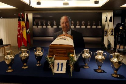 Capilla ardiente que el Real Madrid ha abierto esta tarde en el palco de honor del Santiago Bernabéu. Francisco Gento, 'La galerna del Cantábrico', exjugador del Real Madrid e internacional español y considerado el mejor extremo izquierdo del mundo en la historia del fútbol, falleció este martes a los 88 años. JUANJO MARTÍN